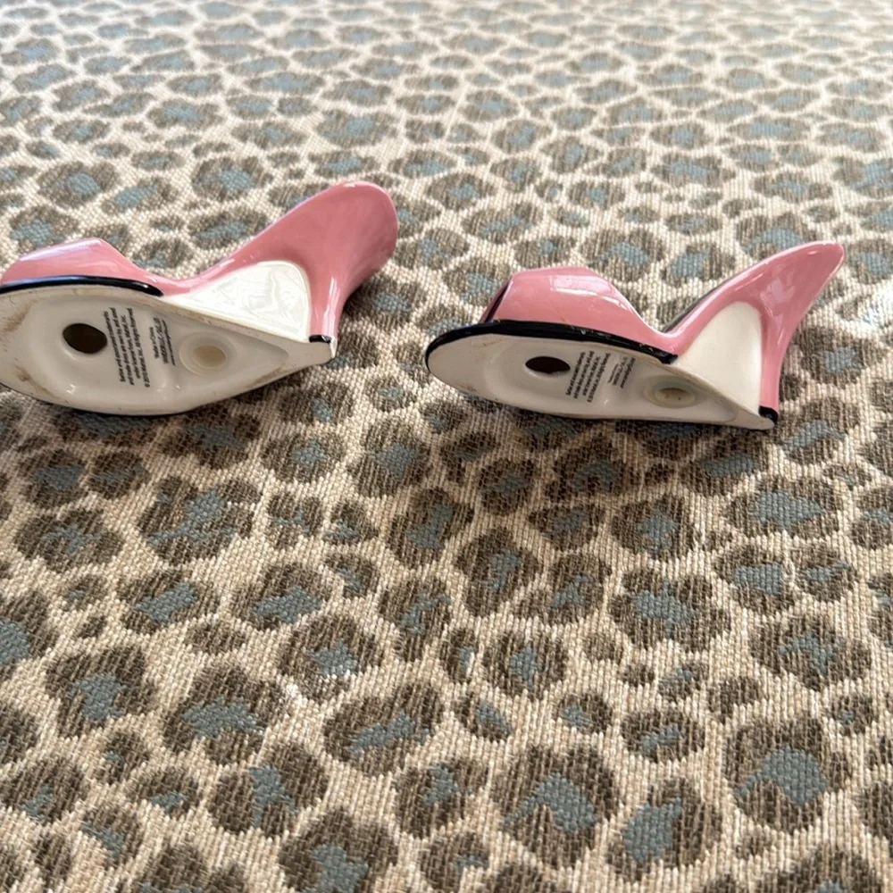 Mattell Barbie salt and pepper high heel shakers - Picture 4 of 5